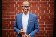 Moderator Amiaz Habtu führt durch die Gründer-Show "Die Höhle der Löwen".