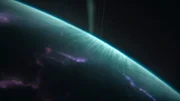 Der Eisriese Uranus überrascht mit einem buntem Leuchten in seiner Atmosphäre. Es erinnert an das Polarleuchten auf der Erde.