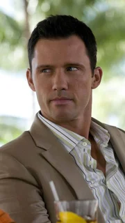 Michael Westen (Jeffrey Donovan) wird von einer jungen Frau um Hilfe gebeten, weil sie sich von einem Mann, den sie im Internet kennengelernt hat, beobachtet und verfolgt fühlt.