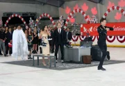 Mit Hilfe von Ted und Lily hat sich Barney etwas ganz Besonderes für Robin einfallen lassen.