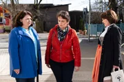 Im Gespräch mit Rosi und Landfrau Zenzi spürt Monika, dass im Hinblick auf die Geschichte um Pfarrer Naveens Ausscheiden die Luft für sie immer dünner wird. Von links: Monika (Christine Reimer ), Landfrau Zenzi (Christine Franzel) und Rosi (Brigitte Walbrun).