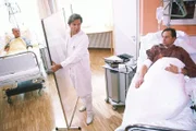 Um die Versöhnung zu erzwingen, hat Dr. Stefan Frank (Sigmar Solbach, Mi.) die beiden Streithähne Tobias Schwarz (Frank Behnke, re.) und Otto Kampmann (Carl Heinz Choynski) zusammenlegen lassen. Ob das gutgeht?