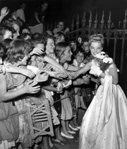 Der Erfolg der Sissi Filme machte Romy Schneider berühmt. Filmfestspiele Berlin 1957. Romy Schneider wird am 29.06. auf dem Internationalen Filmball anlässlich der VII. Internationalen Filmfestspiele Berlin stürmisch von Fans begrüßt.