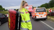 Notfallsanitäterin Melli Kaiser im Einsatz auf der Straße