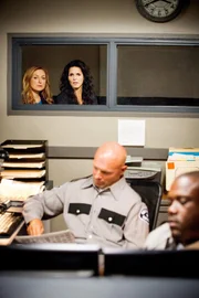 Nach dem Mord an einer Richterin führen die Hinweise Jane Rizzoli (Angie Harmon, r.) und Maura Isles (Sasha Alexander) in ein Privatgefängnis. Dort herrschen katastrophale Zustände.      +++