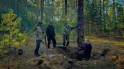 Das Team der Kriegsgräberfürsorge bei der Exhumierung eines unbekannten Mannes in einem Wald bei Halbe.