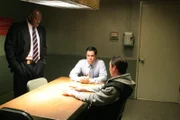Weiß Stump (James Jordan, r.) mehr, als er zugibt? Det. Scott Valens (Danny Pino, M.) und Det. Will Jeffries (Thom Barry, l.) möchten das herausfinden ...