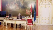 Bundespräsident Dr. Heinz Fischer bei der Morgenroutine in der Hofburg.