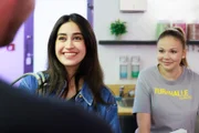 Esma (Özge Delioglan, l.) ist angetan, als sie ihrem Online-Date live gegenübersteht. Rechts Ronja (Theresa Traser)