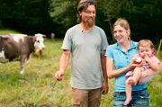 Das einfache Leben als wahrer Luxus. Aussteigerglück für eine lebenswerte Zukunft - Mareike und Leon Koch mit Tochter Sofia.