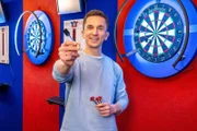 "PUR+"-Moderator Eric Mayer stellt sich der Dart-Challenge: Schafft er es, am Ende des Trainingstages genau 30 Punkte mit maximal sechs Pfeilen erzielen?