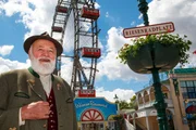 Sepp Forcher vor dem Riesenrad, Wien.