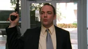 Tom Prescott (Mark Sheppard) ist ein knallharter Vollprofi, der offenbar plant, eine Bank zu überfallen.