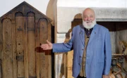 Sepp Forcher vor einem 1000 jährigen Kasten.