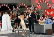 Barney (Neil Patrick Harris, 2.v.r.) hat mit Hilfe von Ted (Josh Radnor, l.) und Lily (Alyson Hannigan, 2.v.l.) eine ganz besondere Überraschung für Robin (Cobie Smulders, M.) auf die Beine gestellt ...