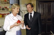 Susanne (Heike Jonca, l.) Armin (Rainer Will, r.) einen entscheidenden Hinweis ...