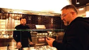 Die Brüder Mehmet Ali (l.) und Gökhan Yesilyurt bei einer Besprechung.   +++ Die Verwendung des sendungsbezogenen Materials ist nur mit dem Hinweis und Verlinkung auf RTL+ gestattet.