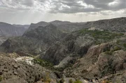 Oman hat den Ruf eines trockenen Wüstenstaats – doch auf dem etwa 2.000 Meter hohen Saiq-Plateau des Jebel Akhdar säumen Gärten die Berghänge.