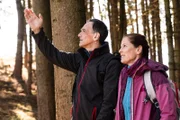 Annalena (Heidrun Gärtner) und Mike (Harry Blank) machen ihre erste ganztägige Wanderung, seit sie wieder daten - und verlaufen sich direkt.