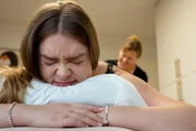 Chronische Krankheit Lipödem - Schmerzen, Bodyshaming und Unverständnis. Marlou geht jede Woche in die Lymphdrainage, um ihre chronischen Schmerzen zu lindern.