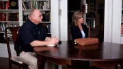 Kelly Siegler (r.) und der Vater der Opfers.