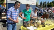 Trödelprofi Mauro Corradino mit Angie (Mitte) und Sandra auf dem Flohmarkt