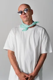 Bei den "Machiavelli Sessions" treffen zarte Streicher auf die harte Sprache der Straße. Das WDR Funkhausorchester und die Podcaster*innen von COSMO Machiavelli bringen HipHop in den Klassik-Konzertsaal. Mit "NAWW" ("Nach allem, was war") erzählt Trettmann mit ehrlichem Blick seine persönliche Wendegeschichte und von seiner Jugend in den "Baseballschlägerjahren". Die damals ständige Angst vor rechter Gewalt zu verarbeiten, fällt ihm heute noch schwer. In Chemnitz zeigt er Orte, die ihn in seiner Jugend prägten, und wirft einen kritischen Blick auf seine Heimat. Seine Session wird neben dem MDR-Sinfonieorchester vom MDR-Kinderchor begleitet.
