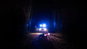In einer Herbstnacht wollen in Augsburg ein Polizist und seine Kollegin zwei Personen kontrollieren, doch die Verdächtigen fliehen.