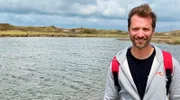 Moderator Daniel Aßmann an der belgischen Küste.
