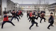 Mehr als 200 Schüler*innen aus dem In- und Ausland wohnen und trainieren in Chinas renommiertester Tai Chi-Schule in Chenjiagou.
