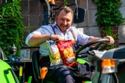 Die Tricks der Lebensmittelindustrie sind so vielfältig wie das Sortiment im Supermarkt - und Brancheninsider Sebastian Lege kennt sie alle. Was steckt im Veggieburger, was haben Erdnussflips mit Plastikspielzeug gemeinsam, und was bedeutet High-Protein?