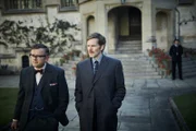 Endeavour (Shaun Evans, r.) und Dr. Max Derbryn (James Bradshaw, l.) ermitteln auf dem Hof von Farmer Rennett Bell.