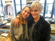 Laura (r.) zusammen mit ihrer Shoppingbegleitung Carina.
