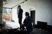Dr. Max Derbryn (James Breadshaw, r.) teilt Endeavour (Shaun Evans, l.) die Todesursache des Opfers mit.