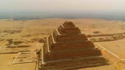 Die Djoser-Pyramide ist die älteste Pyramide Ägyptens. Sie wird rund hundert Jahre vor der Cheops-Pyramide errichtet.