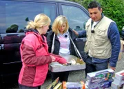Auf dem Flohmarkt bekommen Marina (li.) und Schwester Verena tatkräftige Unterstützung von Trödelprofi Sükrü!