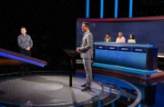 ARD GEFRAGT - GEJAGT FOLGE 833, "Alexander Bommes präsentiert beliebtes Quizformat", am Mittwoch um 18:00 Uhr im ERSTEN. Moderator Alexander Bommes (M.) mit den Kandidaten: Michael Schüßler (l.), Beate Okurowski (3.v.r.), Holger Rohland (2.v.r.) und Rebecca Beck (r.).