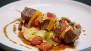 Auf dem Speiseplan von Frank Buchholz steht ein typisch italienisches Gericht, das hierzulande nicht so bekannt ist: gegrillte Spieße vom Lammfilet mit selbst getrockneten Kirschtomaten, Dicken Bohnen und cremig gerührter Polenta.