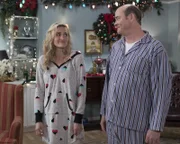 Lainey Lewis (AJ Michalka, l.); Bill Lewis (Bill Koechner, r.)