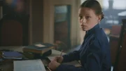 Mania (Nelly Hoffmann) lernt für ihre Abschlussprüfung.