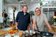 Heute geht es bei Björn Freitag (l) um Pasta, Bella Italia und La Dolce Vita. Zu Gast ist sein langjähriger Freund und Kollege Frank Buchholz, der einen italienischen Stiefvater hat.
