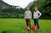 Das Ziel ist erreicht: An Schloss Neuschwanstein treffen sich Anne Willmes und Daniel Aßmann wieder auf ihrer Reise entlang der Deutschen Alpenstraße.