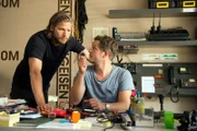 Markus (Sebastian Ströbel, l.) bittet Ben (Mirko Lang, r.), die Daten auf dem im Berg gefundenen Laptop wiederherzustellen und etwas über die alte Münze herauszufinden, die der abgestürzte Jonas bei sich hatte.