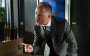 Jeppe Schøitt (Jon Øigarden) tritt bei einer Besprechung in seiner Firma hochmütig und impulsiv auf. Er versucht, seine Mitarbeiter zu motivieren.