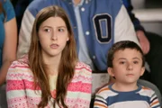 Als Sue (Eden Sher, l.) auf Brick (Atticus Shaffer, r.) aufpassen soll, endet das für sie in einer Blamage und für die beiden zusammen in einem großen Schrecken ...