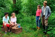 Gefunden: Manuel (links, Leonard Seyd) und Fiona (2. von links, Lotte Tscharntke) haben heimlich in der Dulder Au gezeltet. Gerlinde (2.v.r. Anica Dobra) und Adsche (rechts: Peter Heinrich Brix) sind froh, sie gefunden zu haben. Weitere Fotos auf Anfrage.