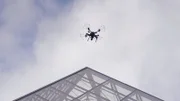 Drohnen helfen den Forscherteams, den Bau des Louvre genauer zu untersuchen.