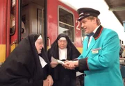 Noch hat Zubegleiter Gisbert (Hape Kerkeling) alles im Griff. Höflich und freundlich hilft er seinen Gästen. Doch die Reise beginnt gerade erst.