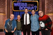 Moderator Kai Pflaume (M.) und seine Rateteam-Kapitäne Bernhard Hoëcker (l.) und Elton (r.) begrüßen in dieser Sendung den Schauspieler Erdogan Atalay (2.v.l.) und den Schauspieler Tom Beck (2.v.r.).