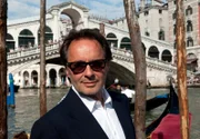 Brunetti (Uwe Kockisch) denkt über sein Leben nach.